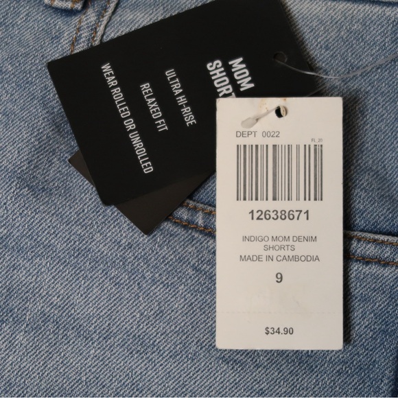 Hot Topic Hi-Rise Denim Mom Short - Picture 2 of 3